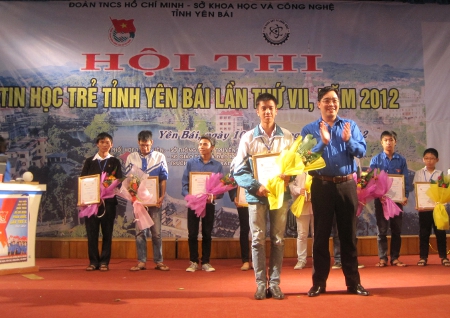 Đ/c Nông Việt Yên - Bí thư Tỉnh đoàn Yên Bái tặng hoa, giấy chứng nhận cho đội đạt giải nhất 